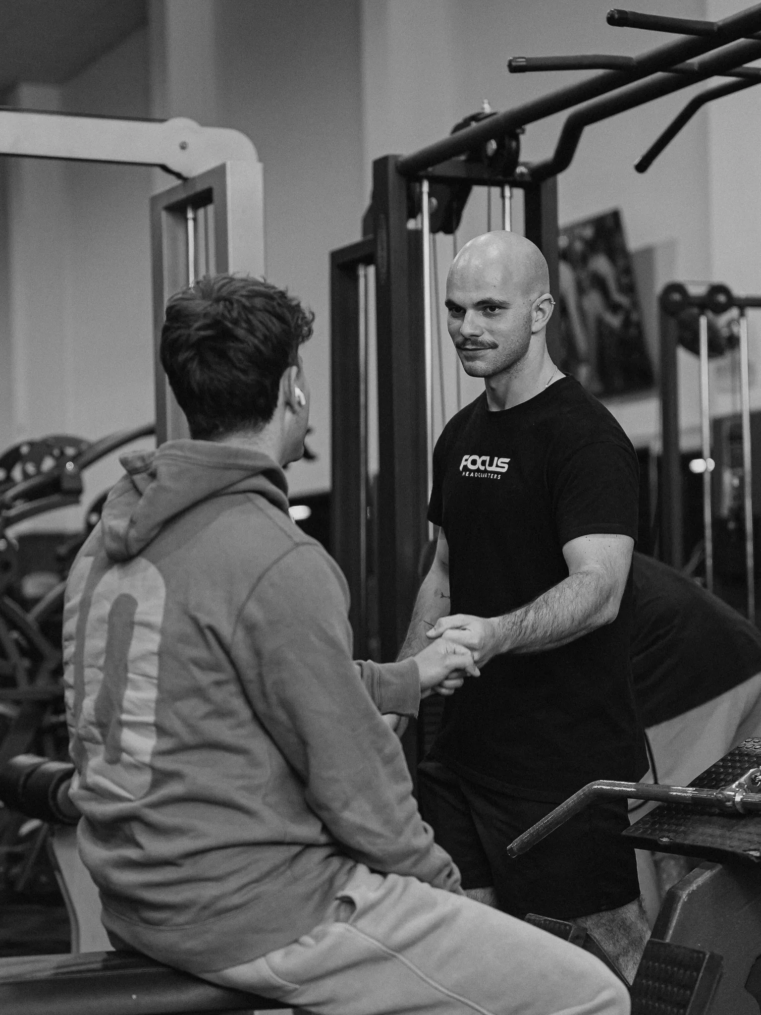 Profissional da Academia Workout a cumprimentar um membro