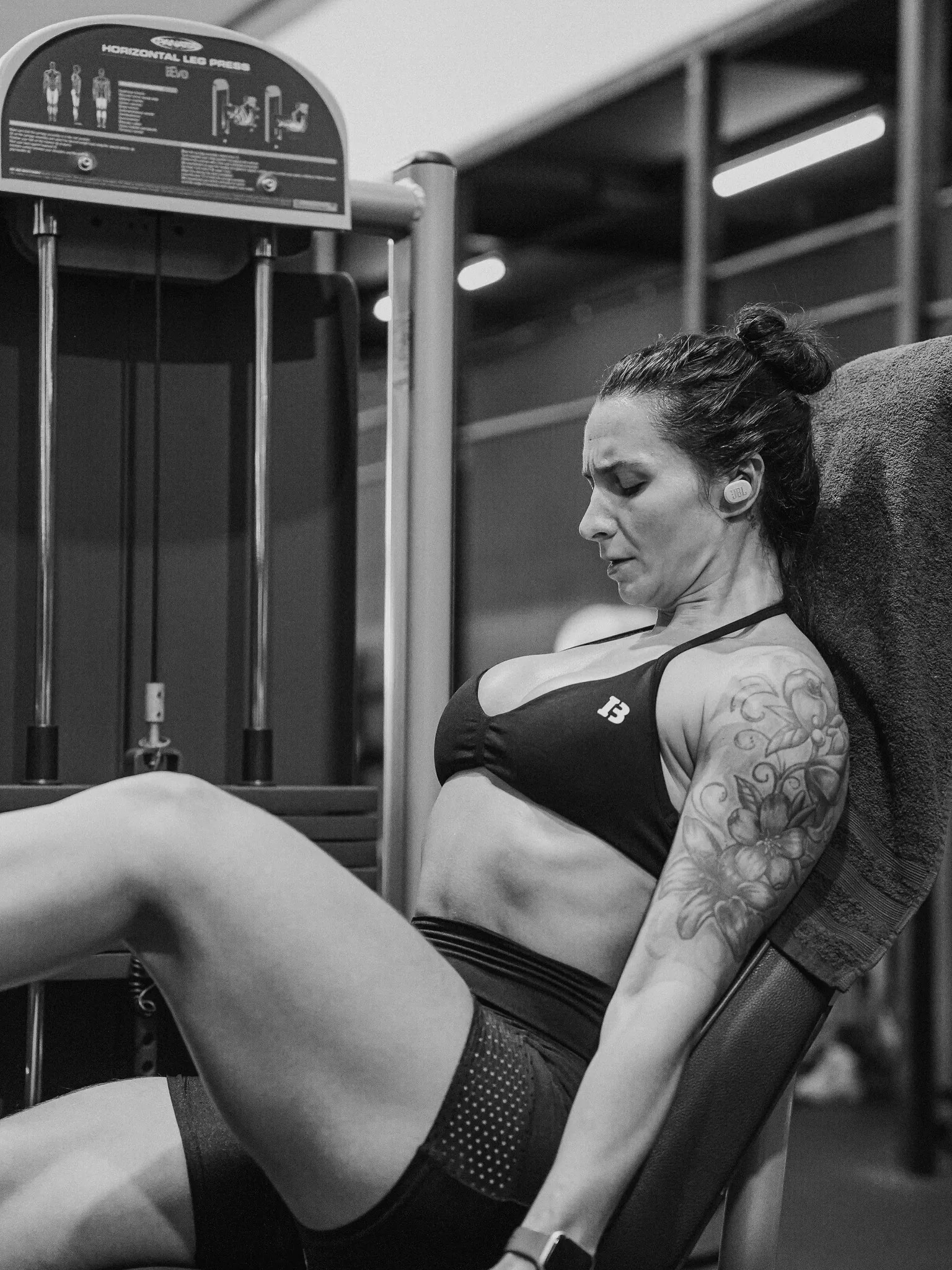 Atleta a treinar pernas numa máquina de leg press